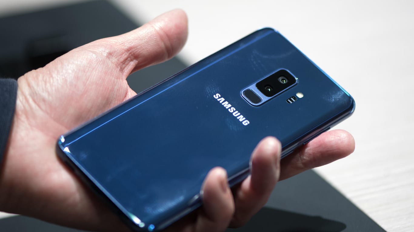 Ein Samsung-Smartphone: Hersteller wie Samsung setzen bei ihren Spitzenmodellen, hier das Galaxy S9 Plus, aktuell gerne auf geformtes Spezialglas.