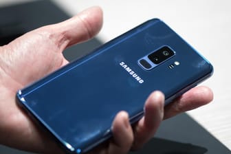 Ein Samsung-Smartphone: Hersteller wie Samsung setzen bei ihren Spitzenmodellen, hier das Galaxy S9 Plus, aktuell gerne auf geformtes Spezialglas.