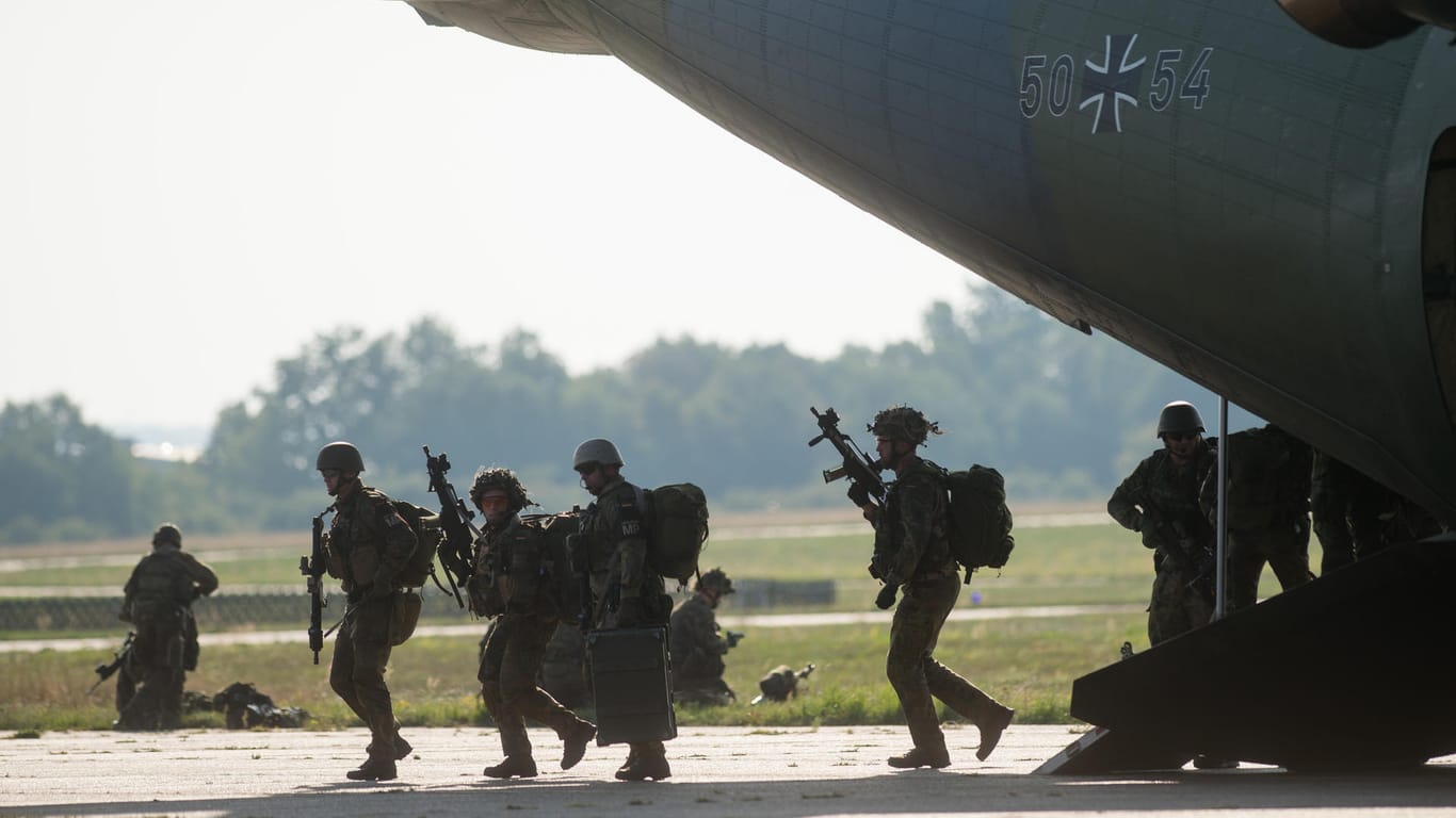 Fallschirmjäger verlassen auf dem Flugplatz eine Transall: Soldaten der Bundeswehr nehmen an der Evakuierungsübung "Schneller Adler 2018" teil.
