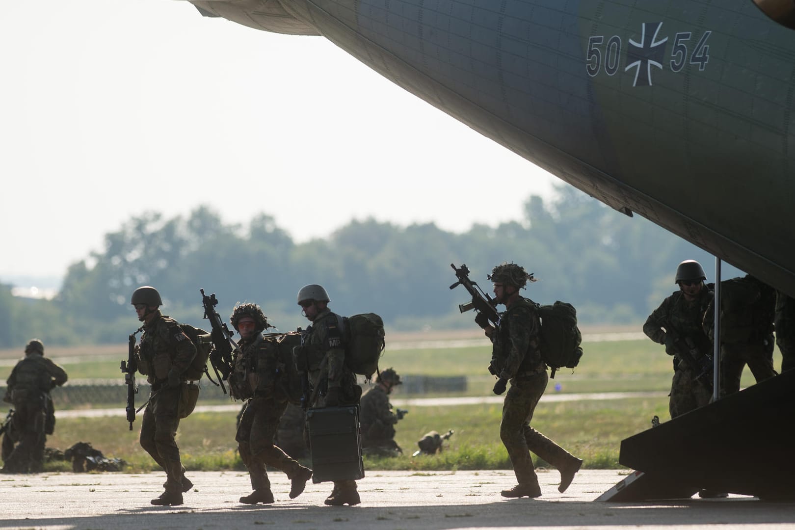 Fallschirmjäger verlassen auf dem Flugplatz eine Transall: Soldaten der Bundeswehr nehmen an der Evakuierungsübung "Schneller Adler 2018" teil.