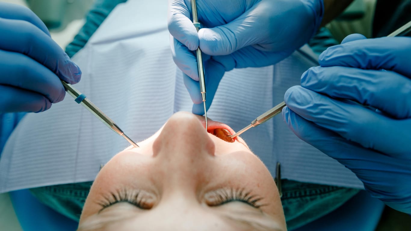Patientin beim Zahnarzt: Der Mediziner hatte alle Implantate in einer Sitzung eingesetzt. Anschließend traten Komplikationen auf.
