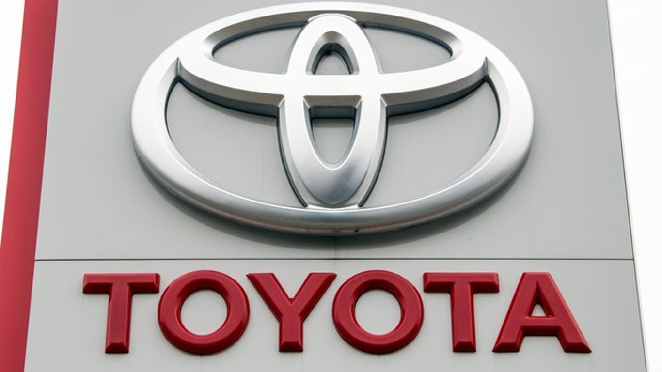 Logo von Toyota: Toyota ruft bestimmte Modelle des Prius des Toyota C-HR zurück.