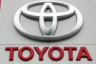 Logo von Toyota: Toyota ruft bestimmte Modelle des Prius des Toyota C-HR zurück.