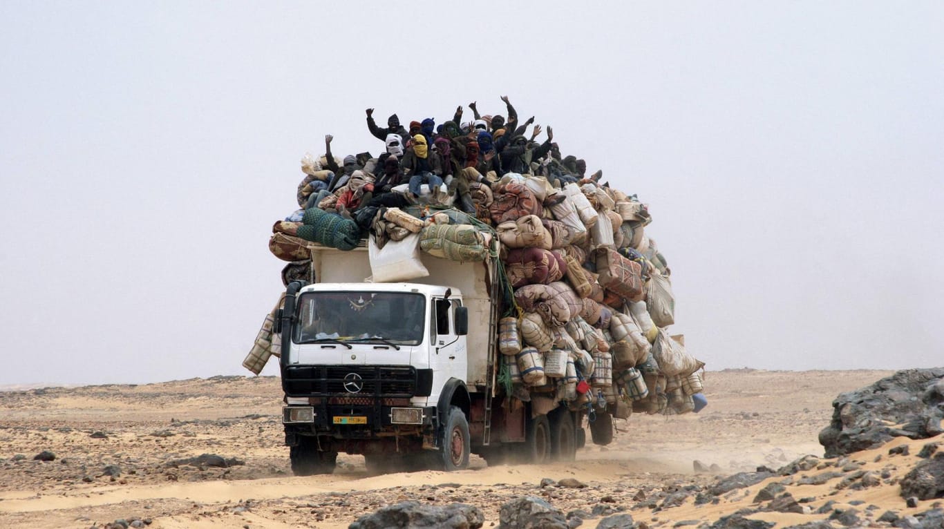 Ein schwer beladender Truck im Niger: Die geretteten Migranten wurden vorübergehend in einem Übergangszentrum im nordnigrischen Arlit untergebracht.