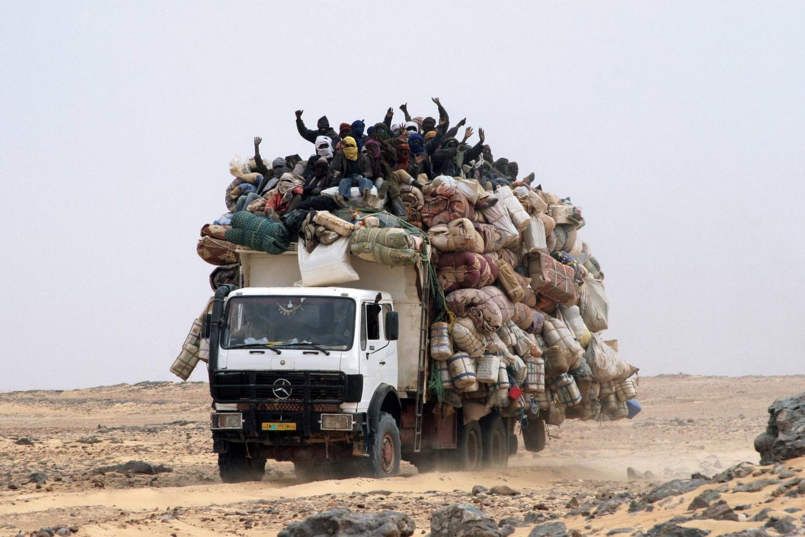 Ein schwer beladender Truck im Niger: Die geretteten Migranten wurden vorübergehend in einem Übergangszentrum im nordnigrischen Arlit untergebracht.