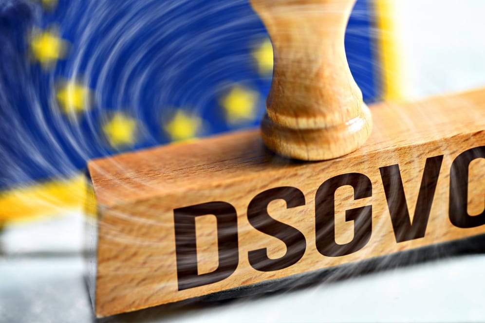 Stempel mit der Aufschrift DSGVO: Bei eintreffenden DSGVO-Mahnungen wird die juristische Prüfung empfohlen.