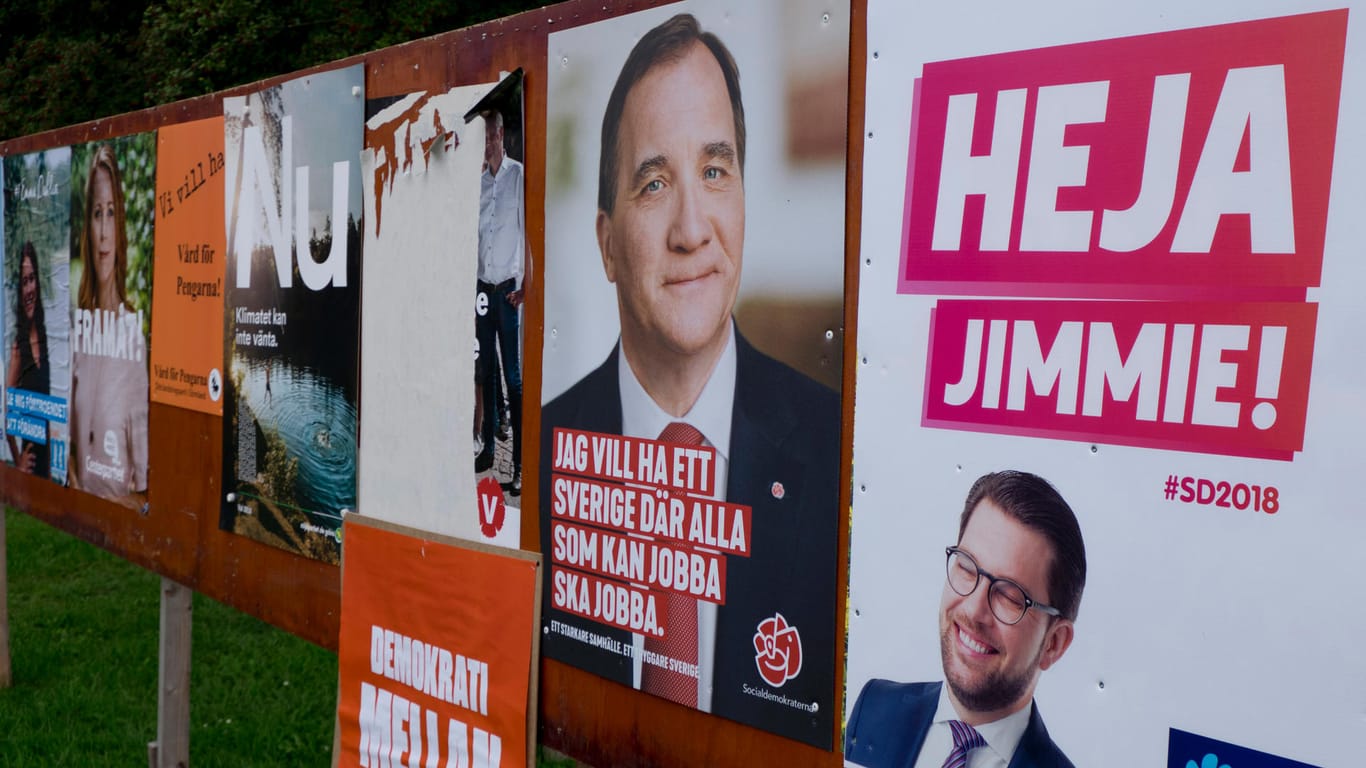 Wahlkampfplakate in Schweden: Rechts unten ist Jimmie Akesson von den Schwedendemokraten zu sehen, neben ihm der sozialdemokratische Premierminister Stefan Löfven.