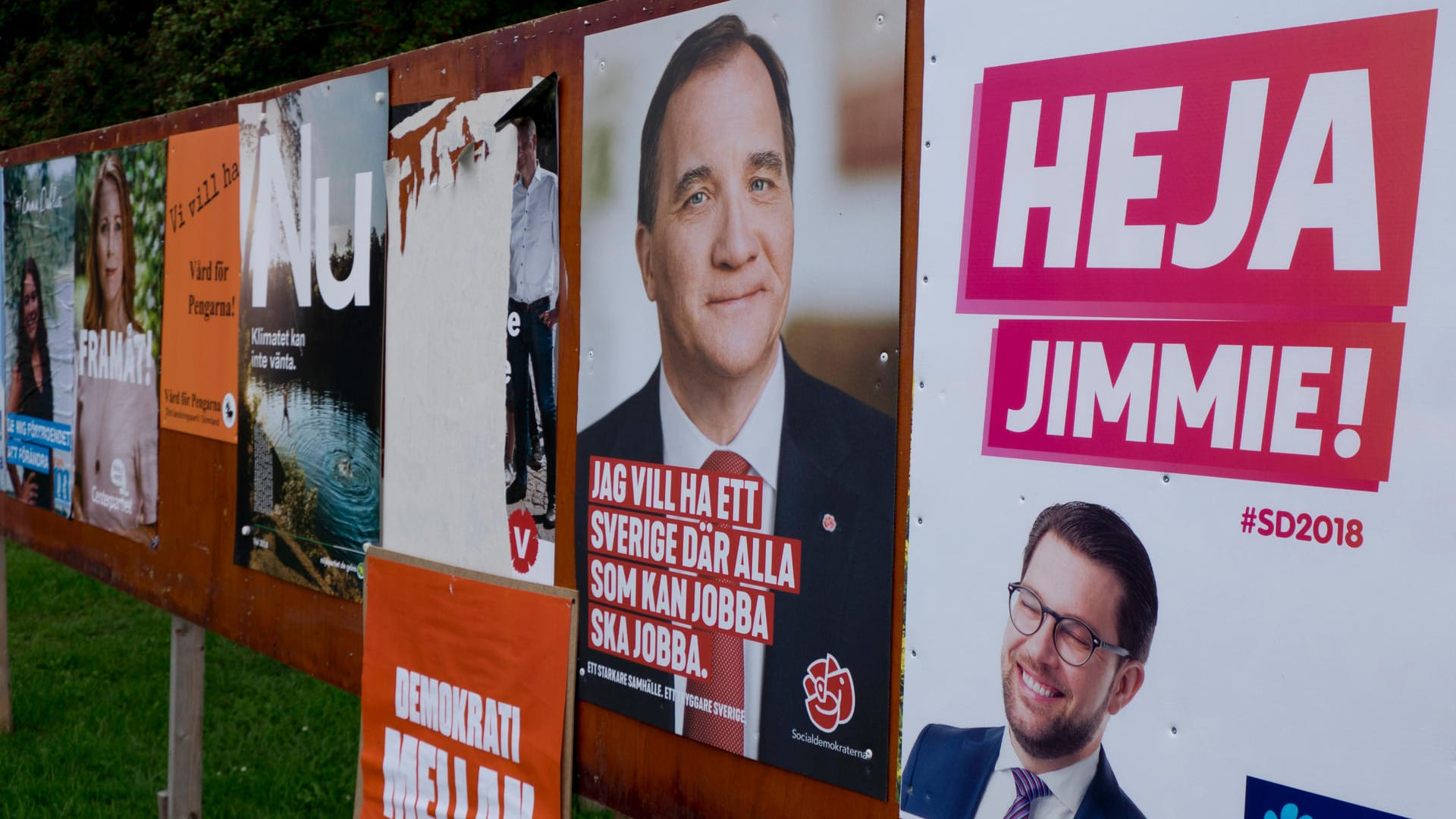 Wahlkampfplakate in Schweden: Rechts unten ist Jimmie Akesson von den Schwedendemokraten zu sehen, neben ihm der sozialdemokratische Premierminister Stefan Löfven.