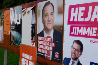 Wahlkampfplakate in Schweden: Rechts unten ist Jimmie Akesson von den Schwedendemokraten zu sehen, neben ihm der sozialdemokratische Premierminister Stefan Löfven.