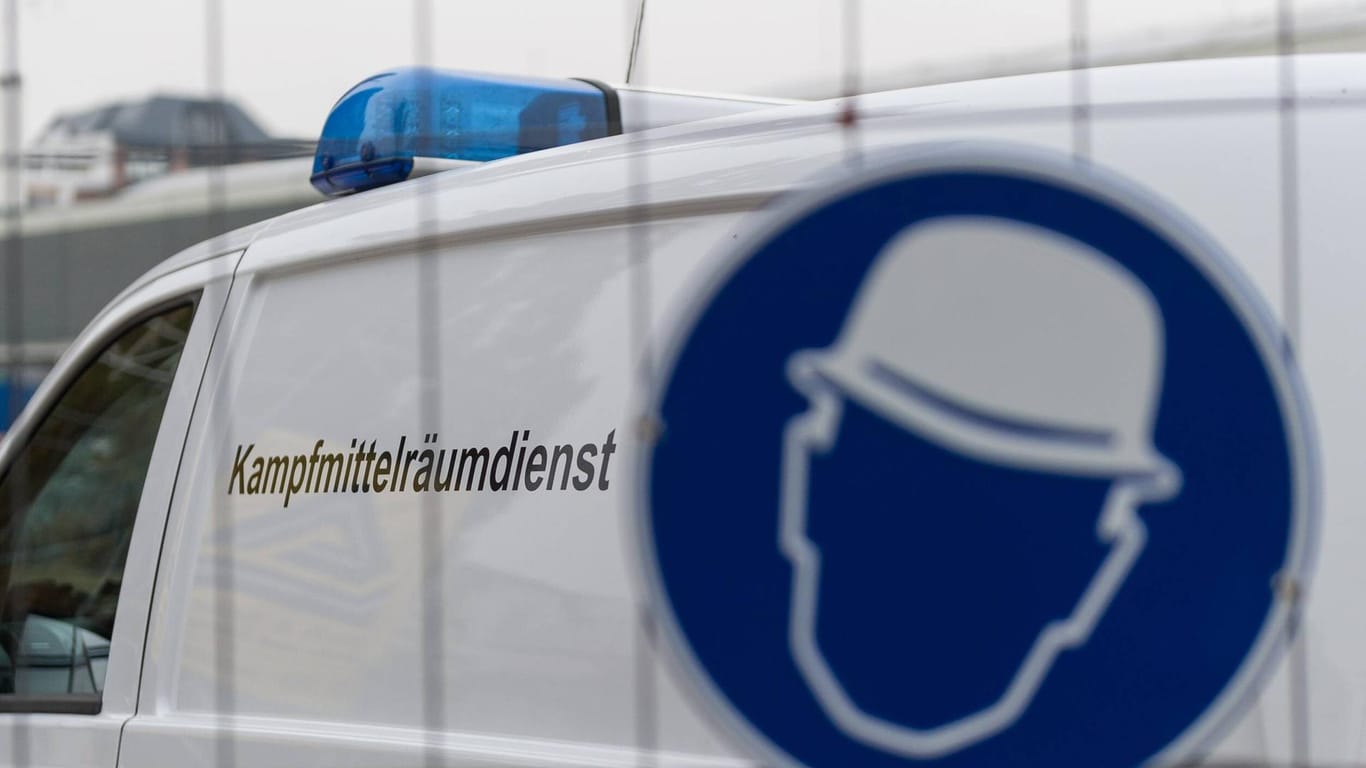 Kampfmittelräumdienst im Einsatz: In Leverkusen hat eine 90-jährige Frau die zweistündige Sperrung einer Polizeiwache verursacht.