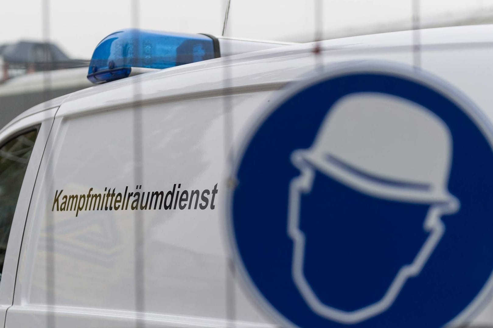 Kampfmittelräumdienst im Einsatz: In Leverkusen hat eine 90-jährige Frau die zweistündige Sperrung einer Polizeiwache verursacht.