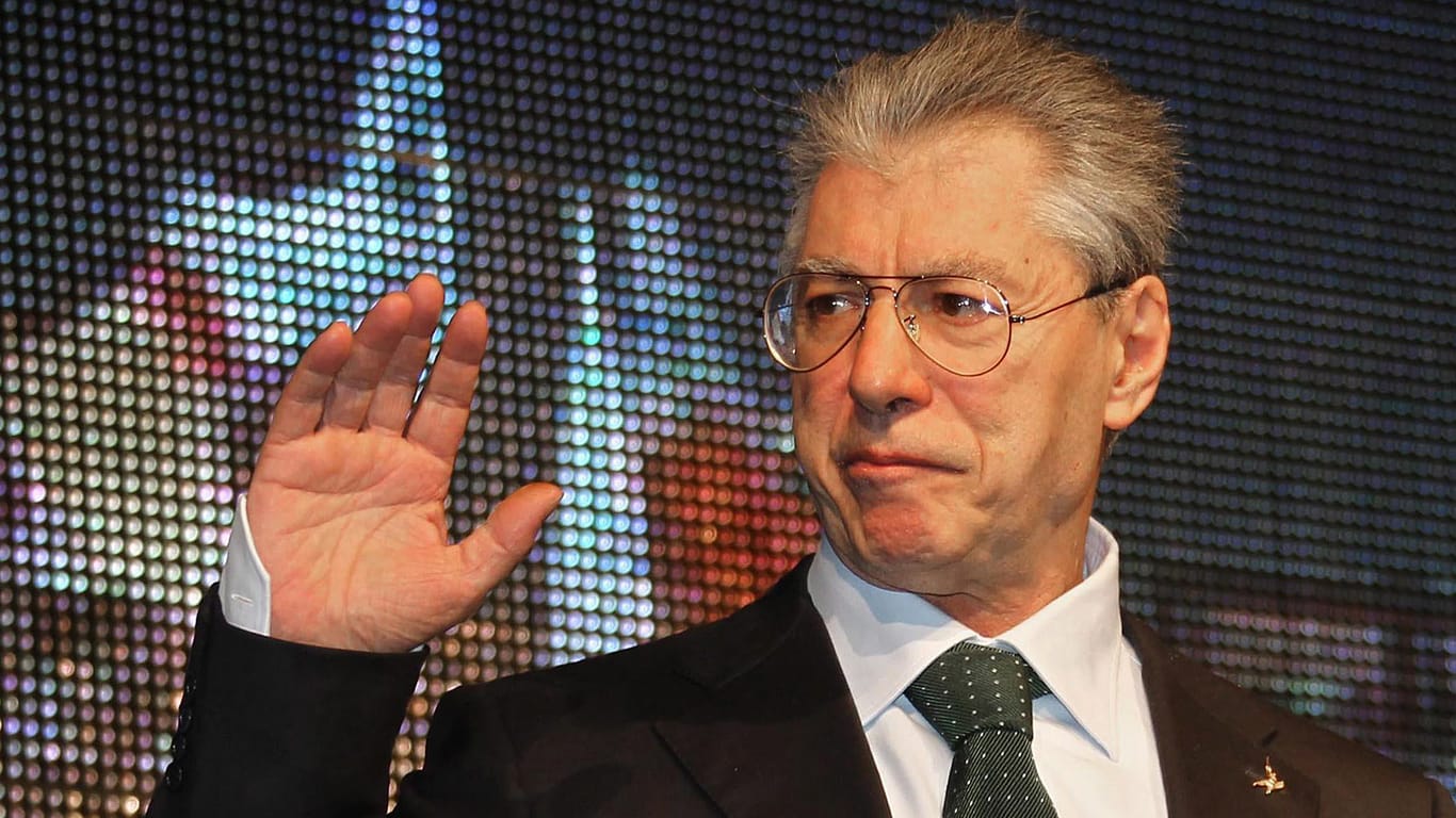 Umberto Bossi: Der ehemalige Parteichef und ein früherer Schatzmeister sollen zwischen 2008 und 2010 rund 49 Millionen Euro veruntreut haben.