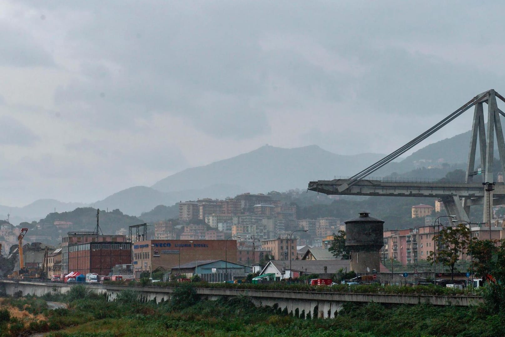 Ein Blick auf die eingestürzte Morandi Autobahnbrücke: 43 Menschen verloren bei dem Unglück ihr Leben.