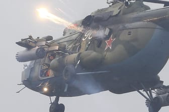 Ein weißrussischer Helikopter vom Typ "Mi-8" beim Manöver 2017: Das kommenden Manöver soll noch größer werden.