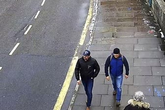 Das Standbild einer Überwachungskamera zeigt Alexander Petrow und Ruslan Boschirow, die zwei Verdächtigen im Fall des Attentats auf den ehemaligen russischen Doppelagenten Skripal.