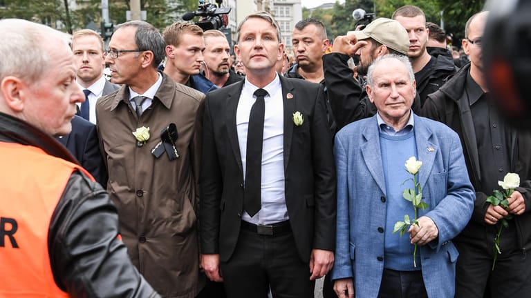 Björn Höcke beim sogenannten "Trauermarsch": Laut Verfassungsschutz marschierten 2500 bekannte Rechtsextremisten gemeinsam mit der AfD durch Chemnitz.