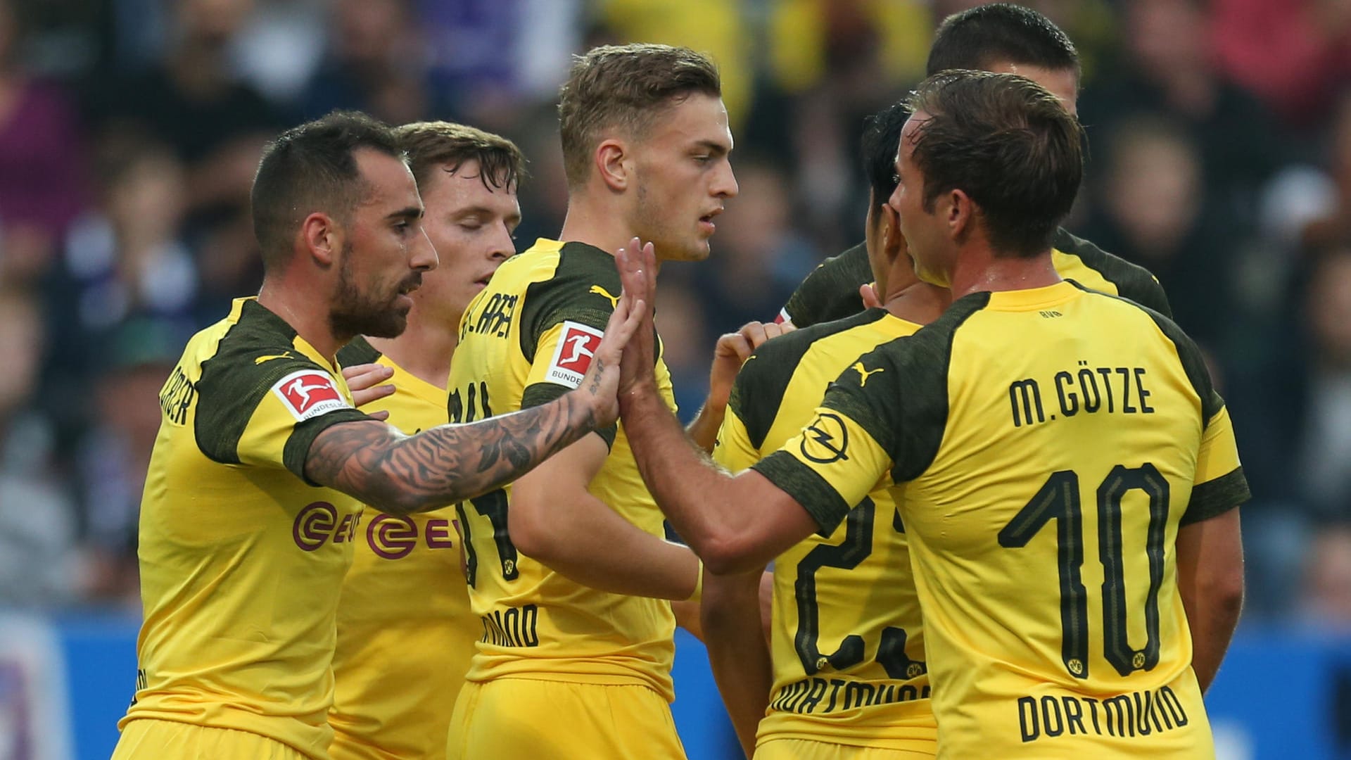 Neuzugang Paco Alcacer (l.) und Mario Götze (r.) feiern den Treffer zum 1:0 durch Jacob Bruun Larsen.