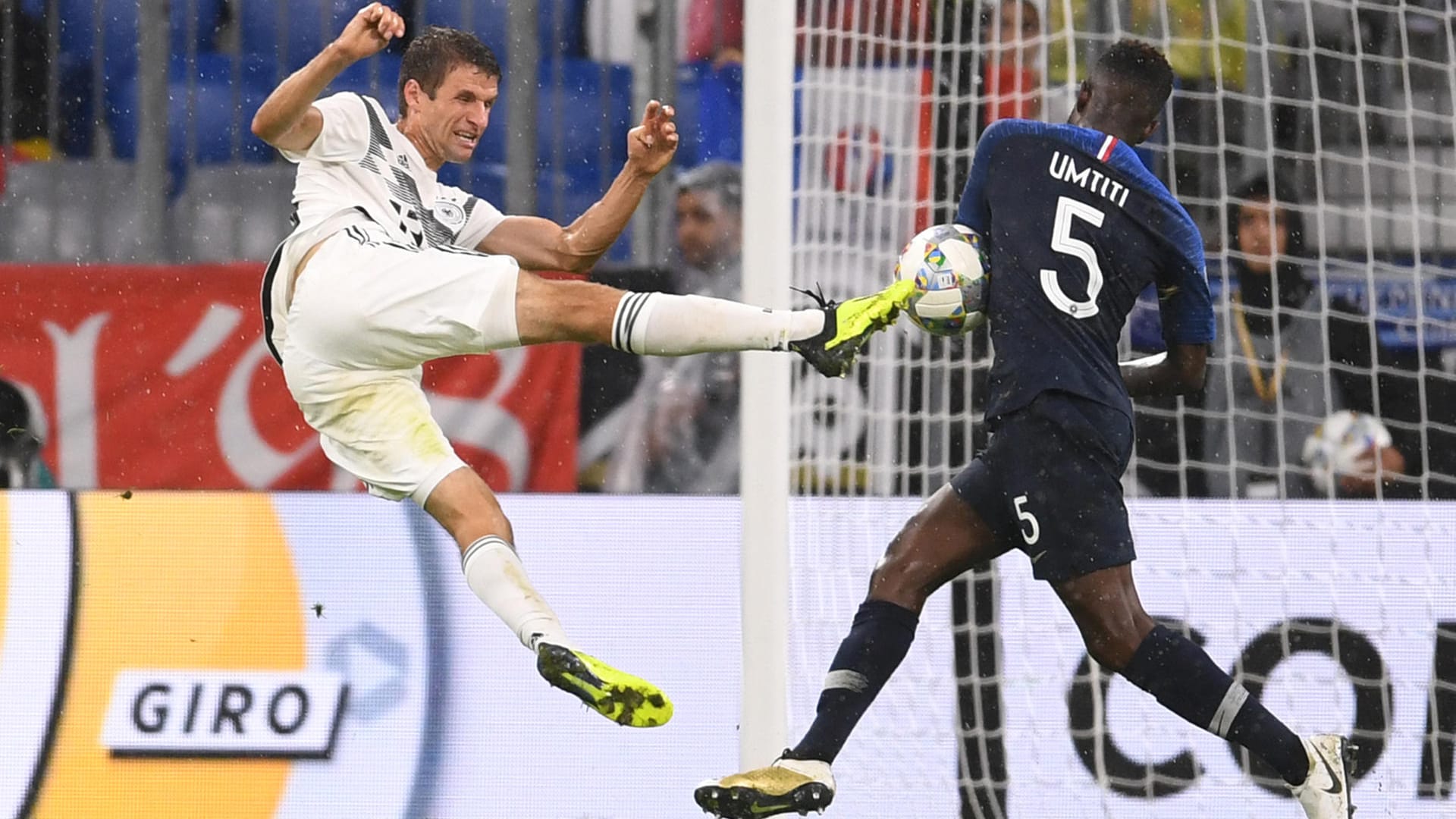 Thomas Müller (li.) kommt gegen Frankreichs Samuel Umtiti an den Ball.