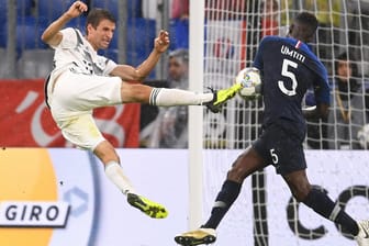 Thomas Müller (li.) kommt gegen Frankreichs Samuel Umtiti an den Ball.