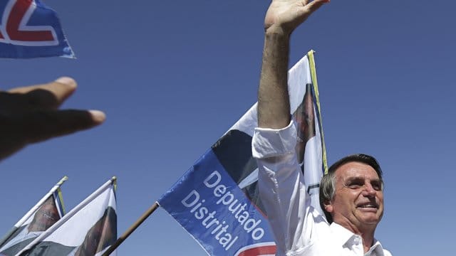 Während einer Wahlkampfveranstaltung ist Jair Bolsonaro bei einem Messerangriff leicht verletzt worden. Während einer Wahlkampfveranstaltung ist Jair Bolsonaro bei einem Messerangriff leicht verletzt worden.