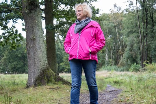 Regelmäßige Bewegungseinheiten im Grünen helfen, Stresshormone abzubauen.