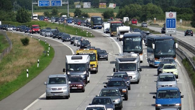 Wer hat hier Vorfahrt? Bei Stop-and-go-Verkehr an der Autobahn-Auffahrt gilt das Gebot der gegenseitigen Rücksichtnahme. Wer hat hier Vorfahrt? Bei Stop-and-go-Verkehr an der Autobahn-Auffahrt gilt das Gebot der gegenseitigen Rücksichtnahme.