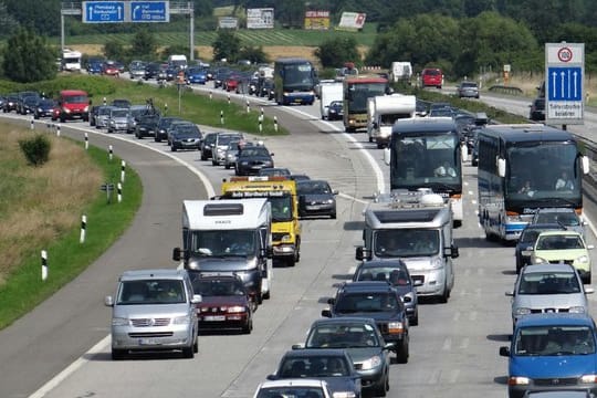 Wer hat hier Vorfahrt? Bei Stop-and-go-Verkehr an der Autobahn-Auffahrt gilt das Gebot der gegenseitigen Rücksichtnahme.