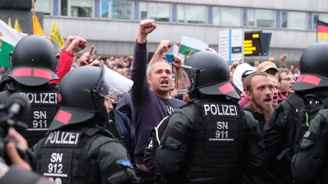 Rechte Demonstranten vor dem Karl-Marx-Monument in Chemnitz.