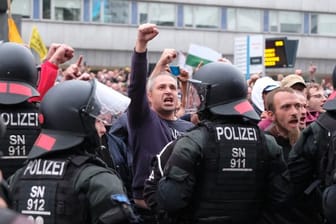 Rechte Demonstranten vor dem Karl-Marx-Monument in Chemnitz.