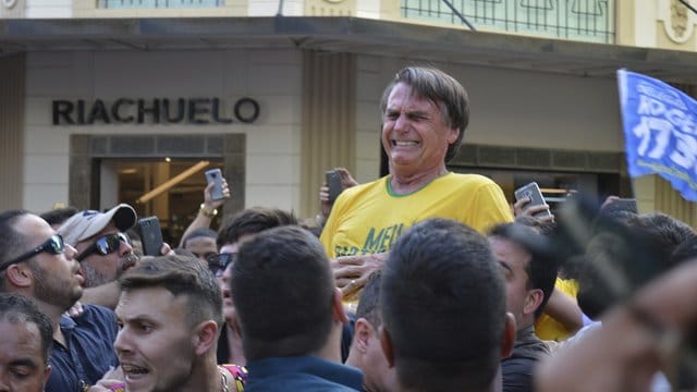 Jair Bolsonaro, konservativer Präsidentschaftskandidat, verzieht nach dem Messerangriff in Juiz de Fora vor Schmerzen das Gesicht. Jair Bolsonaro, konservativer Präsidentschaftskandidat, verzieht nach dem Messerangriff in Juiz de Fora vor Schmerzen das Gesicht.