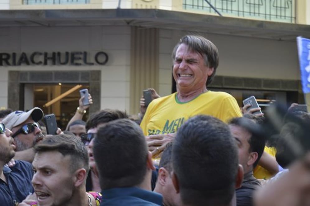 Jair Bolsonaro, konservativer Präsidentschaftskandidat, verzieht nach dem Messerangriff in Juiz de Fora vor Schmerzen das Gesicht.