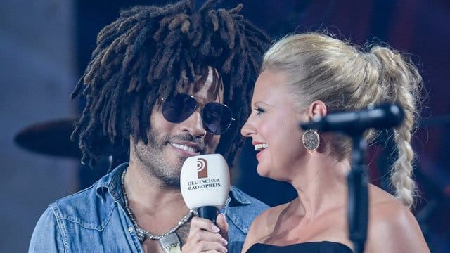 Barbara Schöneberger plaudert mit Lenny Kravitz.