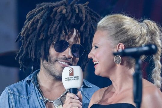 Barbara Schöneberger plaudert mit Lenny Kravitz.