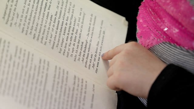 Vor allem die digitalen Medien sind dabei, dem auf Papier gedruckten Wort den Rang abzulaufen. Vor allem die digitalen Medien sind dabei, dem auf Papier gedruckten Wort den Rang abzulaufen.