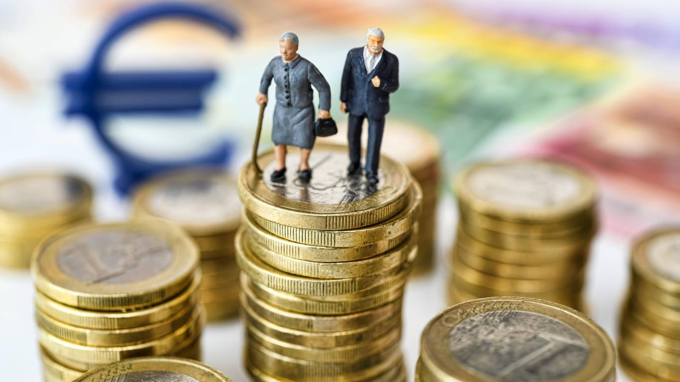 Seniorenpaar auf Geldmünzen: Beginnt der Ruhestand im Jahr 2020, beträgt der Besteuerungsanteil der Rente 80 Prozent.