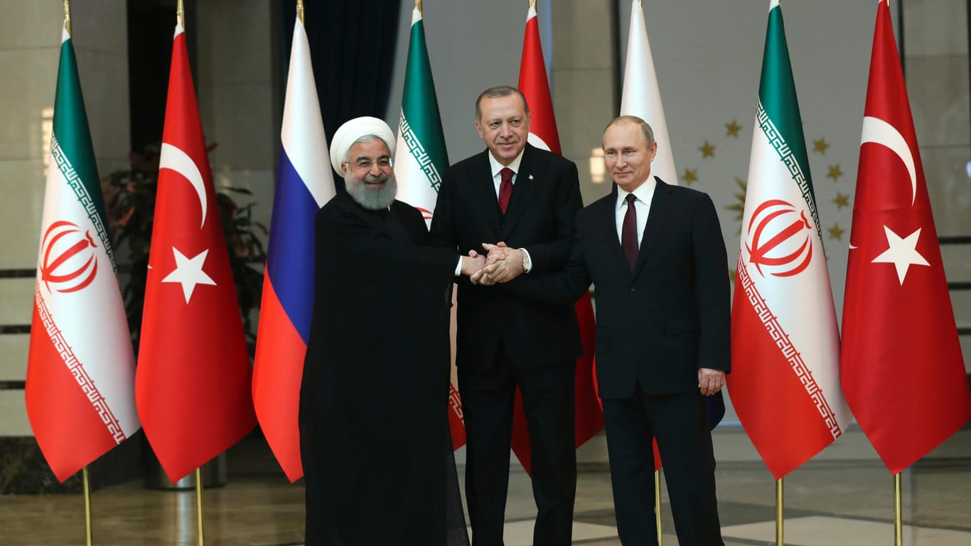 Hassan Rouhani, Recep Tayyip Erdogan und Wladimir Putin (v. l. n. r.): Die Präsidenten Irans, Russlands und der Türkei kommen in Teheran zusammen, um über das Vorgehen in Syrien zu beraten.