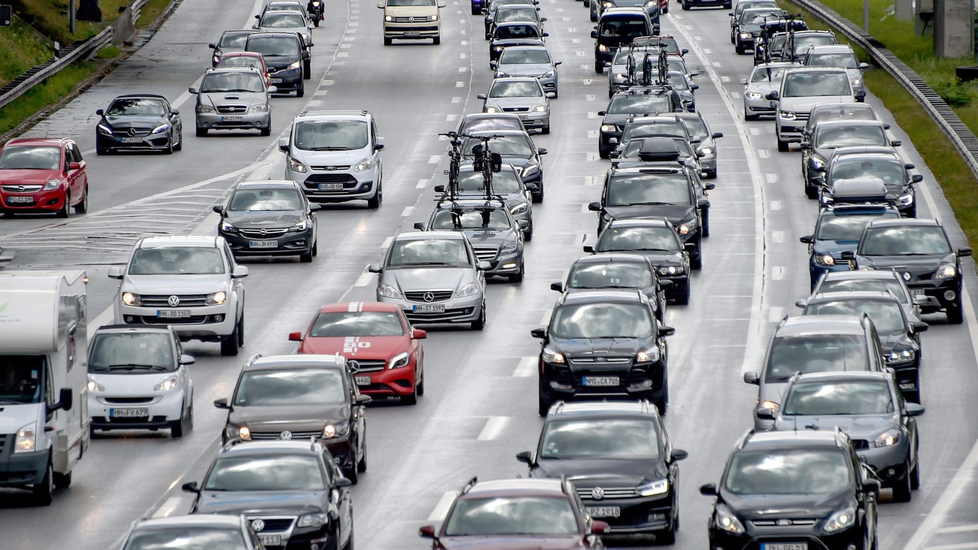 Stau auf der Autobahn: Lange Staus sind vor allem ab Sonntagnachmittag wahrscheinlich.