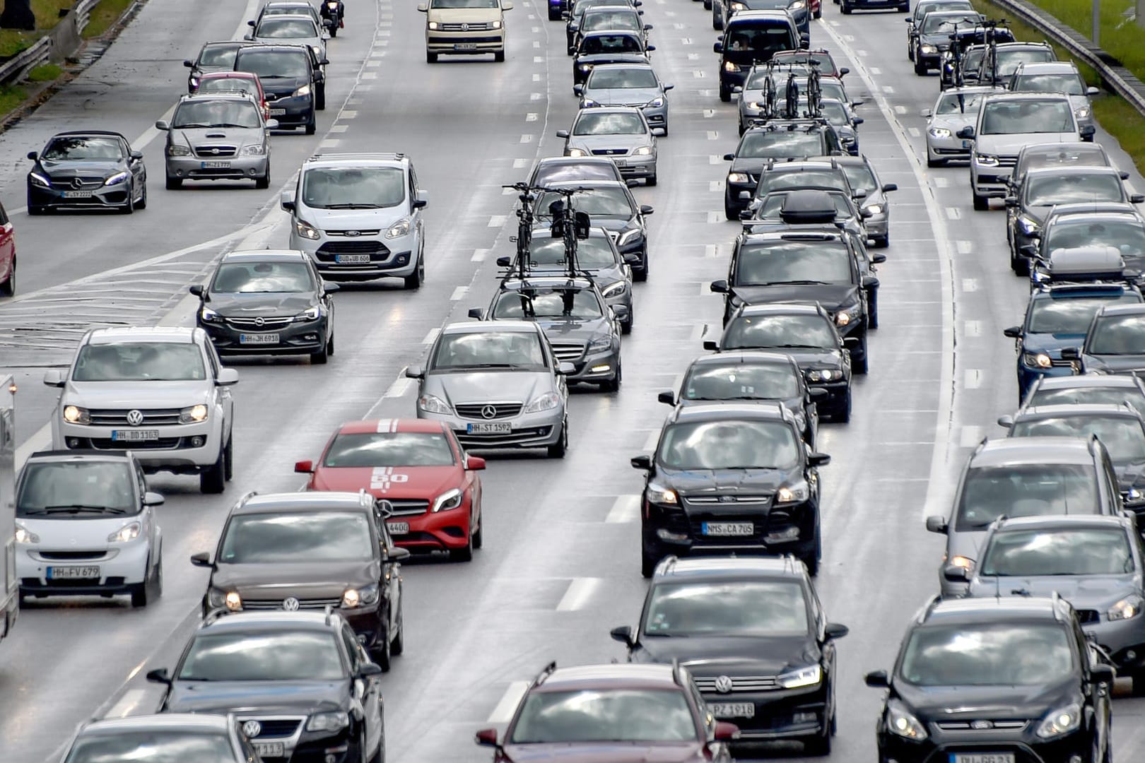 Stau auf der Autobahn: Lange Staus sind vor allem ab Sonntagnachmittag wahrscheinlich.