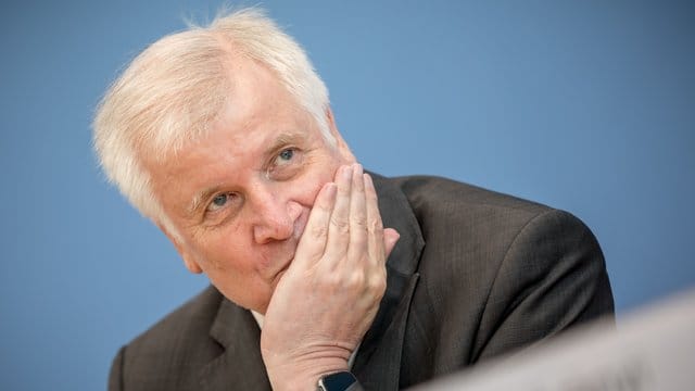 Horst Seehofer, hier Ende August in der Bundespressekonferenz, hatte die Migrationsfrage als "Mutter aller politischen Probleme" bezeichnet. Horst Seehofer, hier Ende August in der Bundespressekonferenz, hatte die Migrationsfrage als "Mutter aller politischen Probleme" bezeichnet.