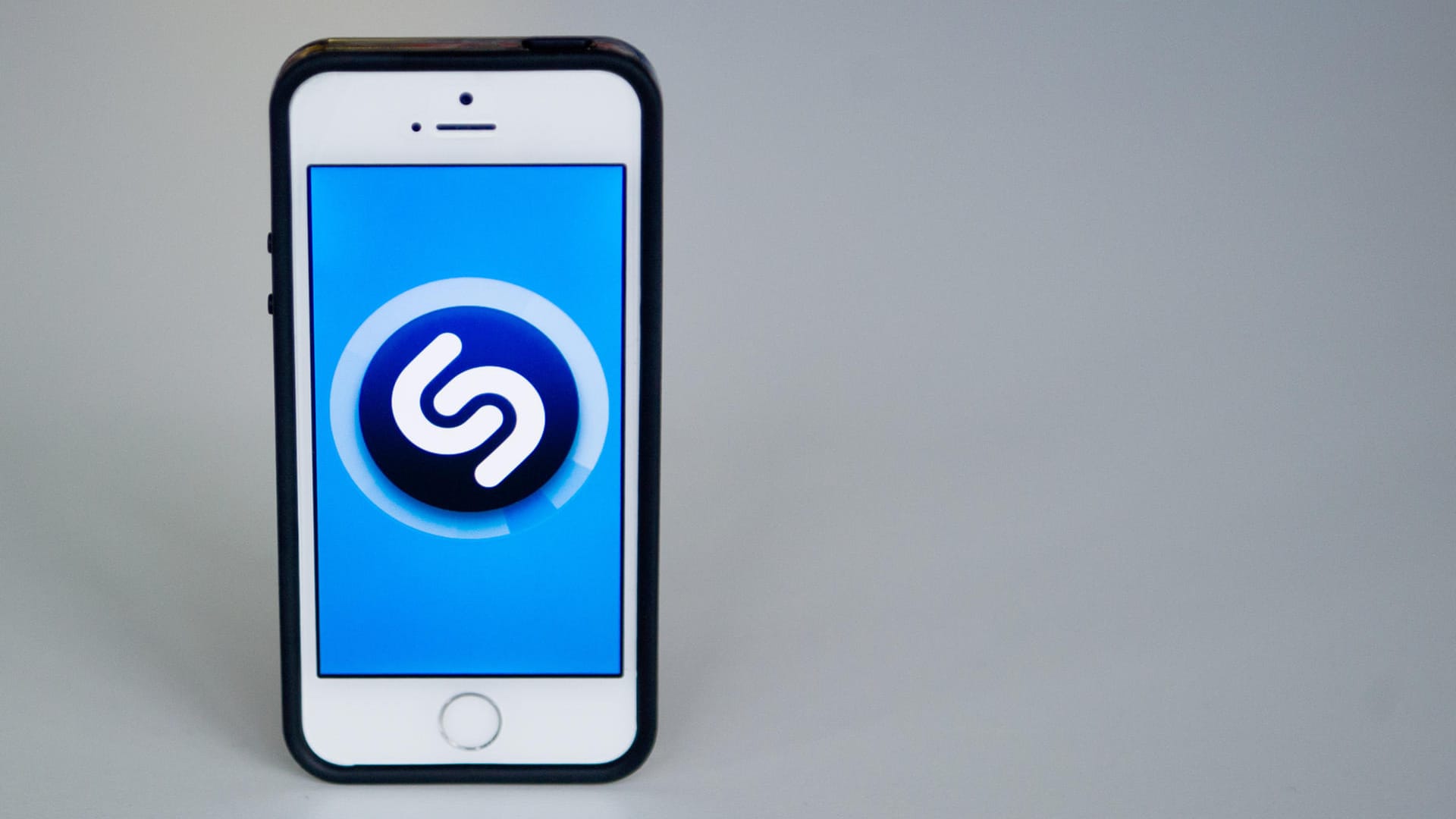 "Shazam"-Logo auf einem iPhone: Apple darf den Musik-Identifikationsdienst aufkaufen.