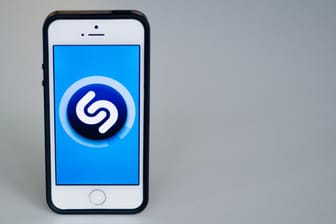 "Shazam"-Logo auf einem iPhone: Apple darf den Musik-Identifikationsdienst aufkaufen.