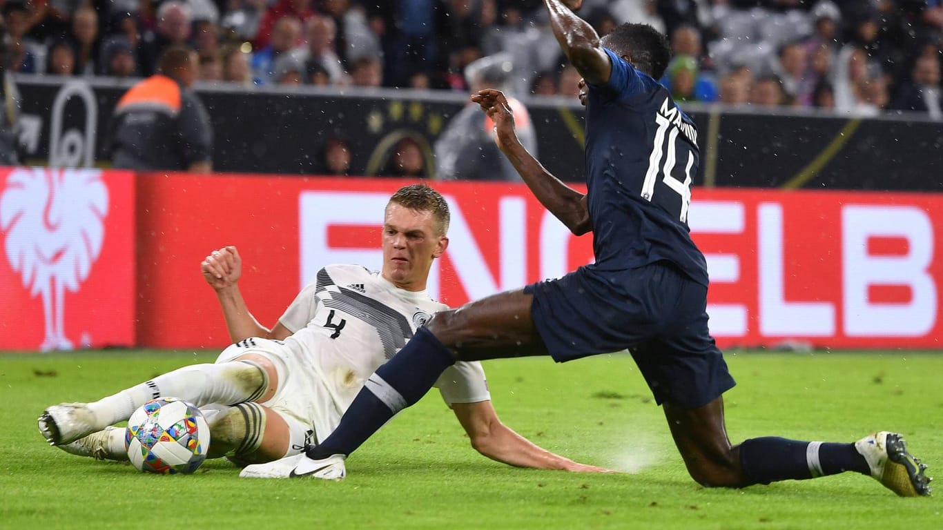 Matthias Ginter grätscht gegen Frankreichs Blaise Matuidi: Der Gladbacher verteidigte die rechte Abwehrseite mit vollem Engagement.