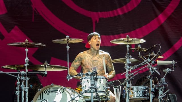 Travis Barker hat von den Ärzten noch kein grünes Licht bekommen.