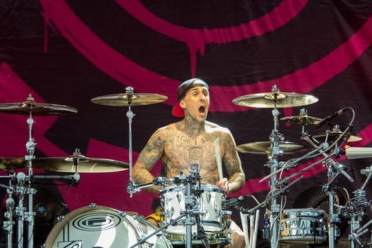 Travis Barker hat von den Ärzten noch kein grünes Licht bekommen.