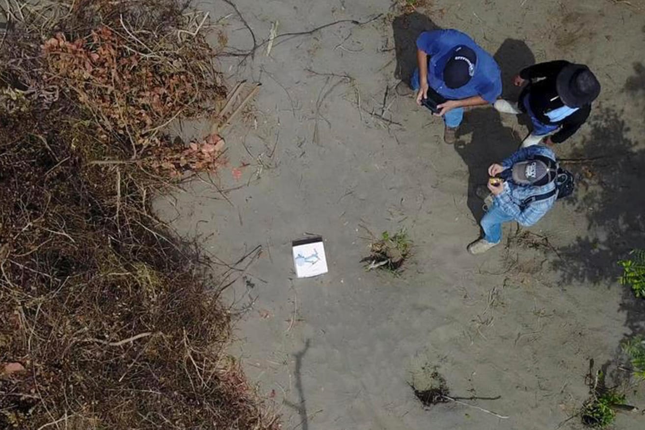 Ermittler stehen an der Stelle eines illegalen Massengrabs im mexikanischen Veracruz: Einer Analyse nach sollen die Gräber mindestens zwei Jahre alt sein.