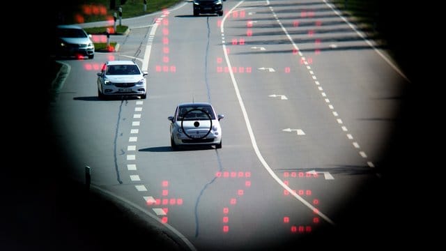 Rund ein Drittel der deutschen Autofahrer überschreitet die Geschwindigkeitsbegrenzung häufig bis sehr häufig. Rund ein Drittel der deutschen Autofahrer überschreitet die Geschwindigkeitsbegrenzung häufig bis sehr häufig.