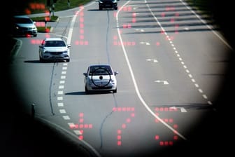 Rund ein Drittel der deutschen Autofahrer überschreitet die Geschwindigkeitsbegrenzung häufig bis sehr häufig.