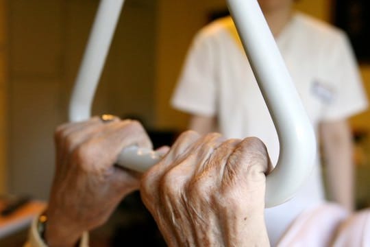 Mit Blick auf ihre Arbeitsleistung halten 73 Prozent der Pflegekräfte ihr Einkommen für nicht angemessen.