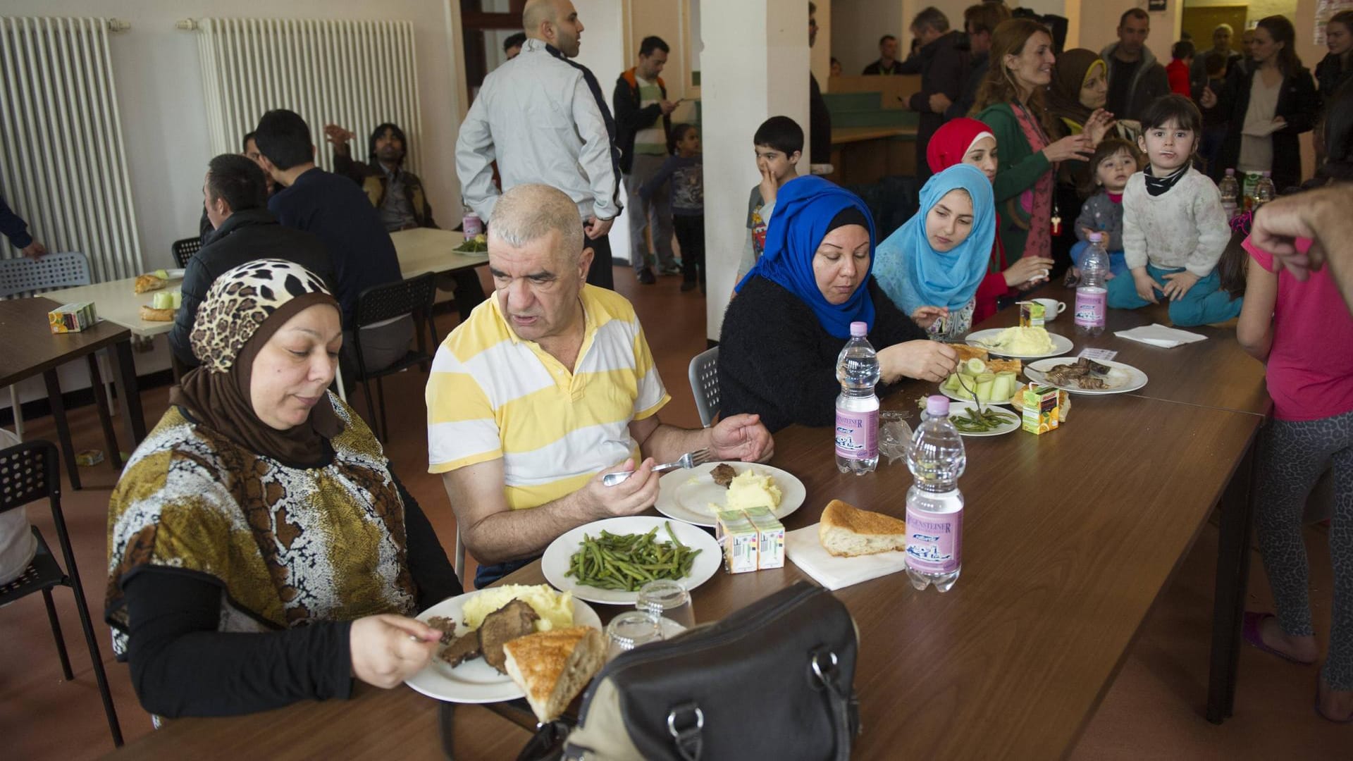 Berlin: Flüchtlinge beim Mittagessen in einer Unterkunft.