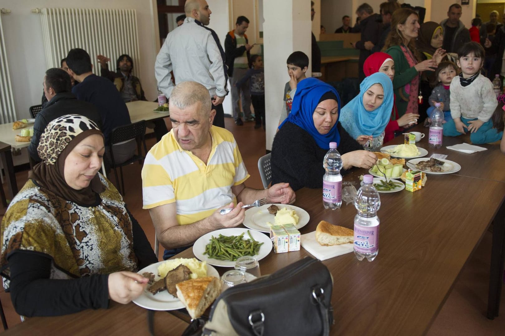 Berlin: Flüchtlinge beim Mittagessen in einer Unterkunft.